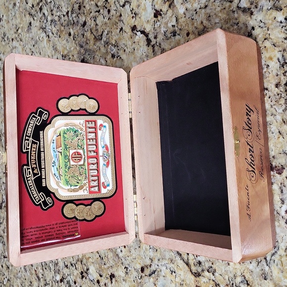 Arturo Fuente Short Story Wood Cigar Box - Picture 2 of 12